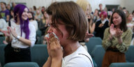 In einem Hörsaal einer Minsker Universität weint eine Studentin im Vordergrund