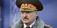 Präsident Lukaschenko in Uniform.