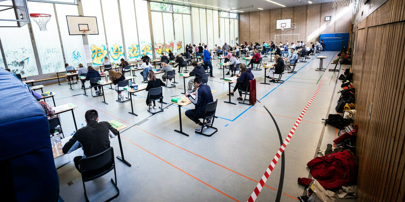 Abiturprüfung in einer Turnhalle