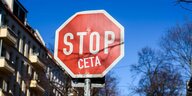 ein Stopschild mit einem CETA Aufkleber