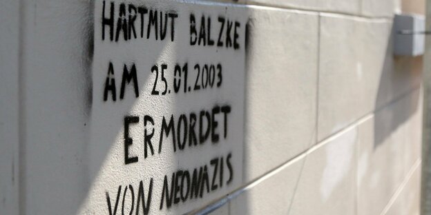 Graffiti erinnert an die Ermordung von Harmut Balzke