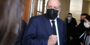 Der französische Justizminister Eric Dupond-Moretti mit Mundschutz gibt vor JournalistInnen ein Statement ab