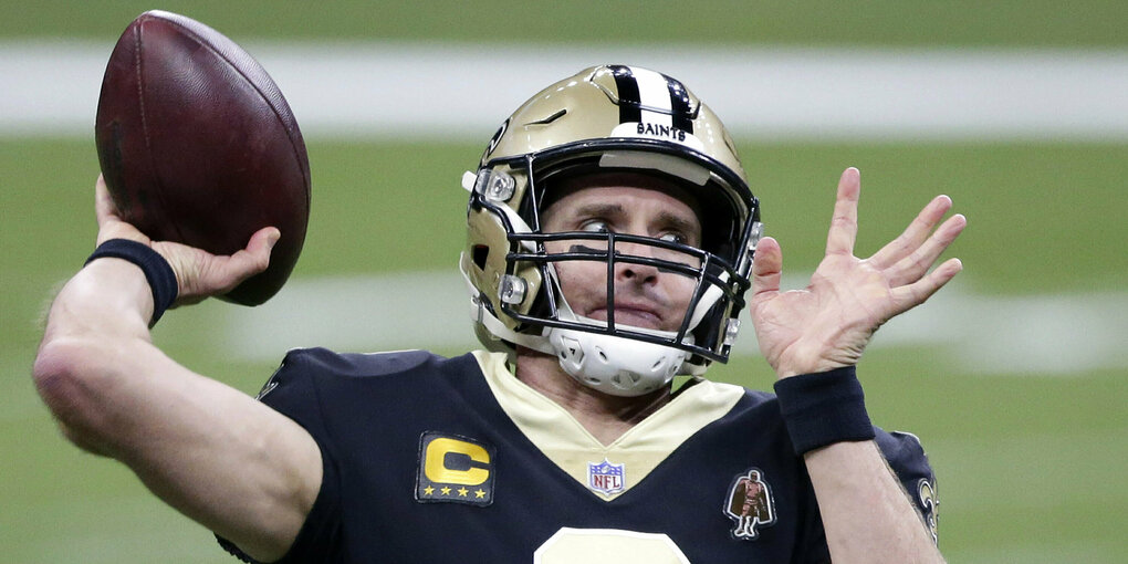 Drew Brees beim Werfen eines Footballs