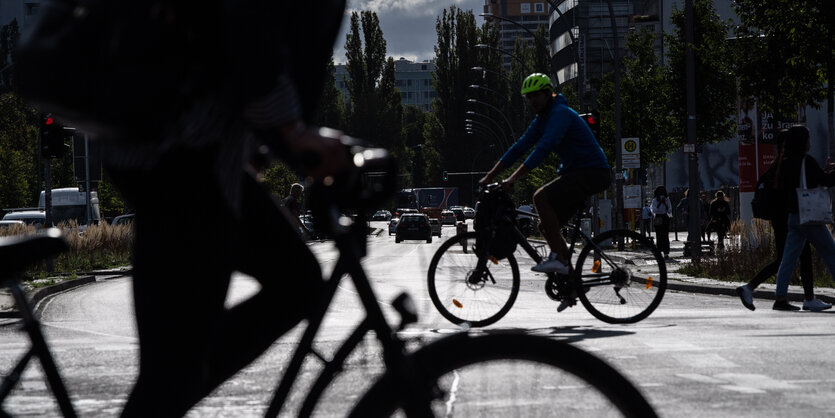 Radfahrende im Gegenlicht