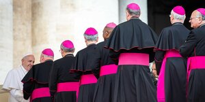 Bischöfe von hinten bei einer päpstlichen General-Audienz in Rom