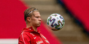 Dortmund-Stürmer Erling Haaland jongliert mit einem Fußball