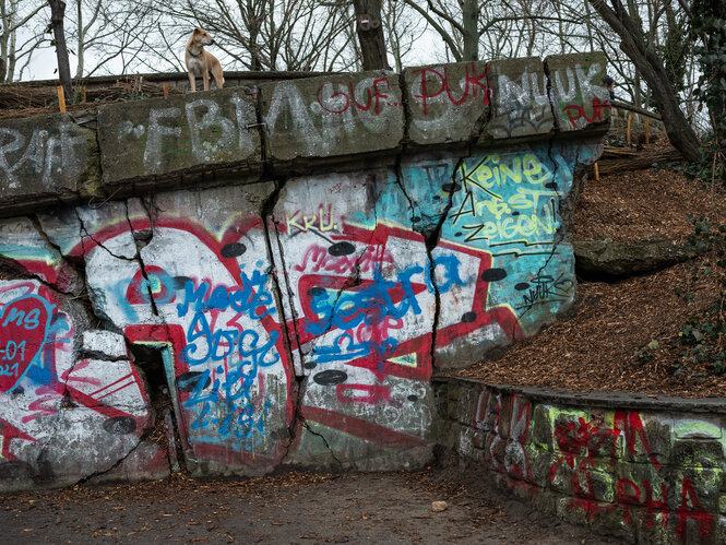 Reste eines Bunkers mit Graffiti versehen