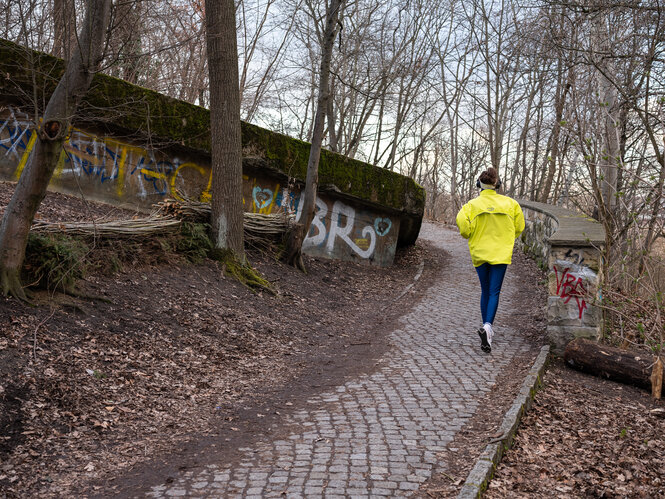 ein Mensch beim Joggen, von hinten fotografiert