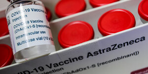 Verpackte Ampullen des Covid-19-Impfstoffs von AstraZeneca