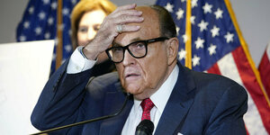 Rudy Giuliani fasst sich an den Kopf