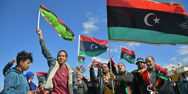Demonstranten mit Fahneen auf den Straßen von Benghazii