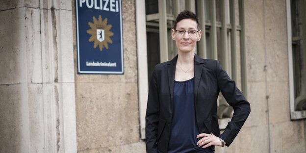 Svea Köpnadel,Die Extremismusbeauftragte der Berliner Polizei Svea Knöpnadel vor dem Poizeipräsidium