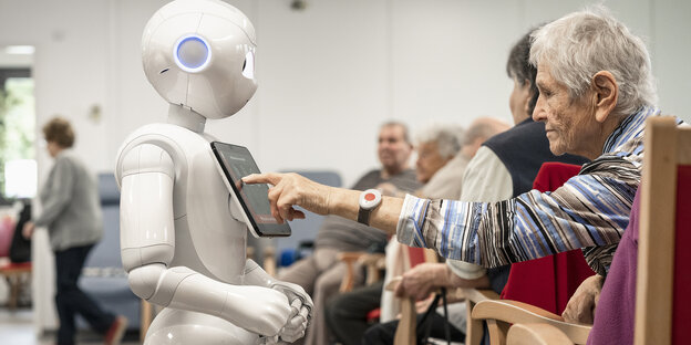 Ein Roboter in einem Seniorenheim