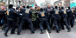 Demonstranten versuchen auf einer Corona-Demo in Dresden eine Polizeisperre zu durchbrechen