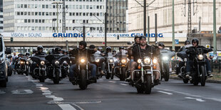 Eine Motorrademonstration der Hells Angels gegen das Verbot ihrer Vereinsabzeichen teil.