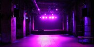Leere Tanzfläche mit lila Licht im Neuköllner Club Schwuz
