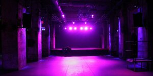 Leere Tanzfläche mit lila Licht im Neuköllner Club Schwuz