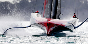 eine Segelyacht in voller Fahrt beim America's Cup