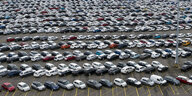 Neuwagen auf einem gr0ßen Parkplatz am Autoterminal im Binnenhafen Logport 1, Duisburg