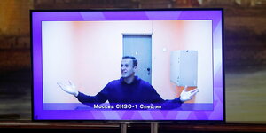 Alexei Nawalny ist auf einem Monitor während einer Anhörung vor Gericht zu sehen