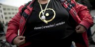 Protestler mit t-shirt Erkennen Erwachen Veraendern