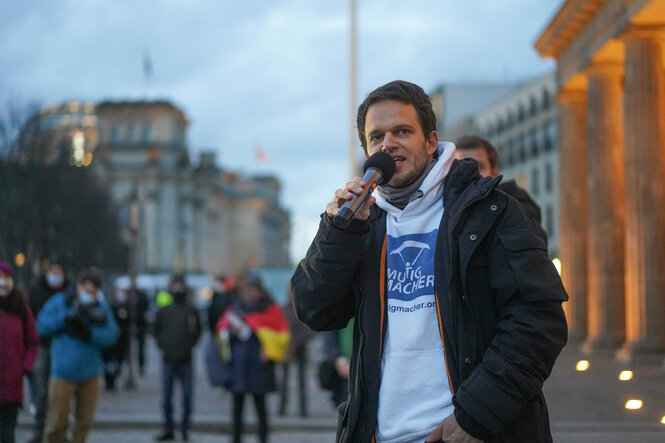 Markus Haintz spricht bei einer Demonstration für die Pressefreiheit