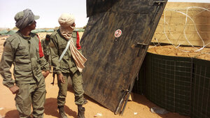Malische Soldaten patrouillieren