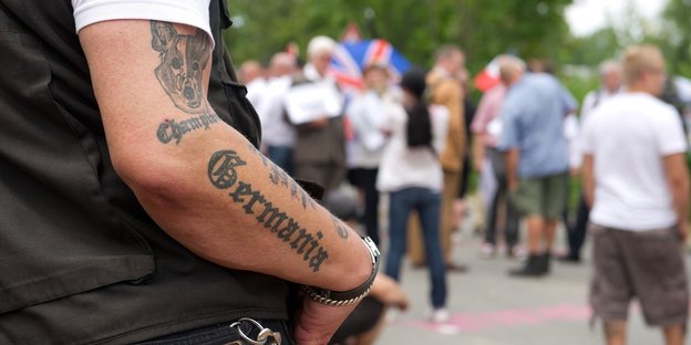 Arm eines Teilnehmers von Neonazi-Aufmarsch mit Aufschrift Germanina