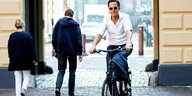 Premierminister Rutte auf einem Fahrrad