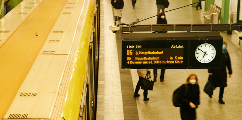 Fahrgäste beim Umstieg in einer Berliner U-Bahnstation