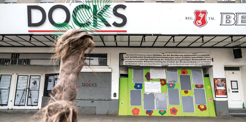 Eine Wandzeitung mit Propaganda auf der Fassade des Docks.