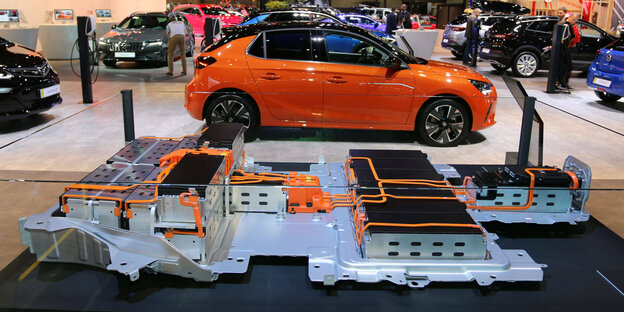 Schnittmodell einer Lithium-Ion-Batterie bei einer Automobilausstellung