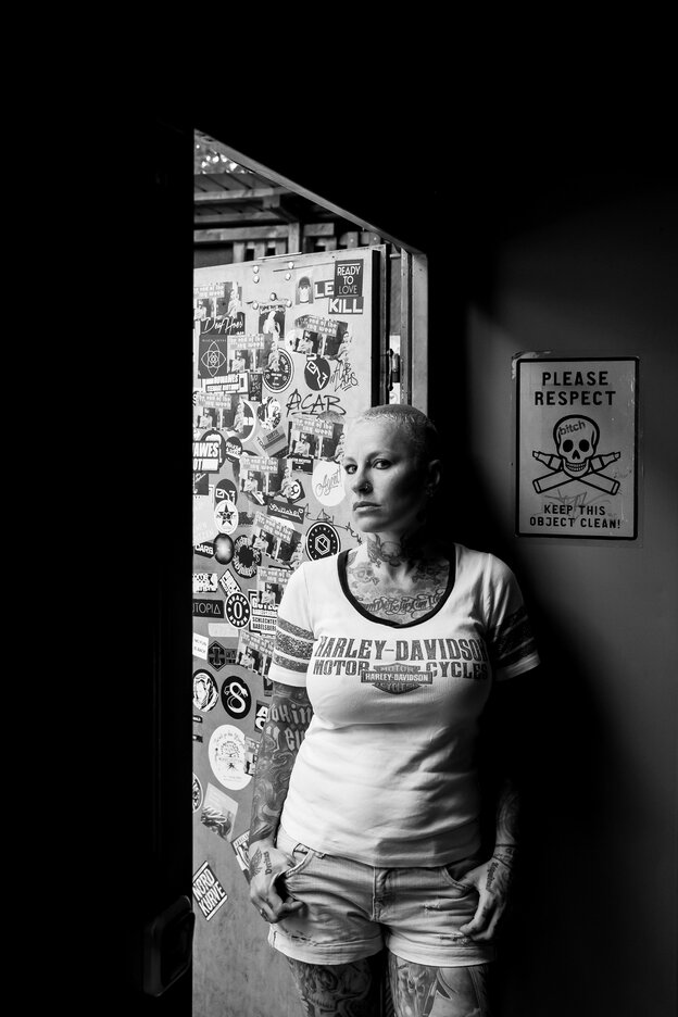 Türsteherin Alex van Hell im Berliner Club Suicide Circus Türsteherin Alex van Hell im Berliner Club Suicide Circus