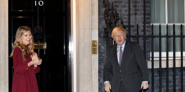 Der englische Premier Johnson und seine Verlobte Symonds stehen vor ihrem Wohnsitz in der Londoner Downing Street