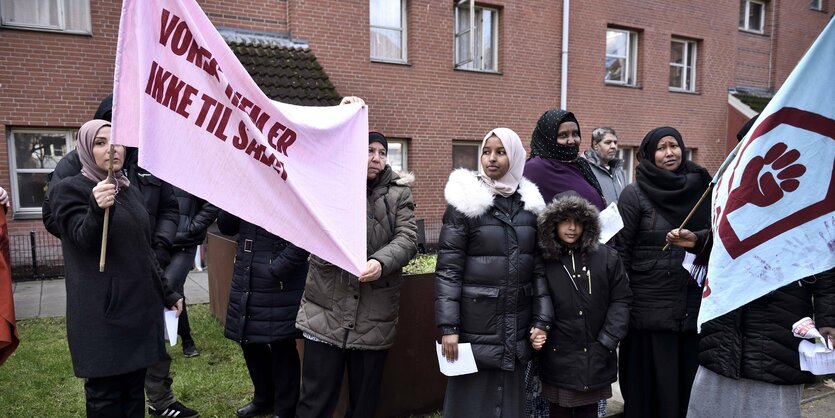 Protestierende Frauen mit Kindern