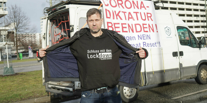 Demonstrant zeigt T-Shirt mit Aufschrift "Schluss mit dem Lockdown"