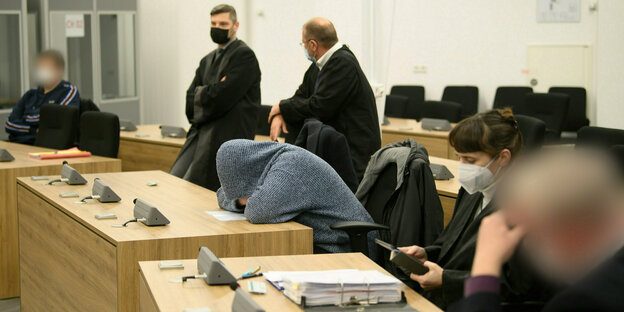 Die Verurteilten für die Freital-Anschläge mit ihren Anwälten im Verhandlungssaal des Oberlandesgerichts Dresden