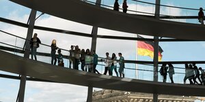 Menschen in der Reichstagskuppel.