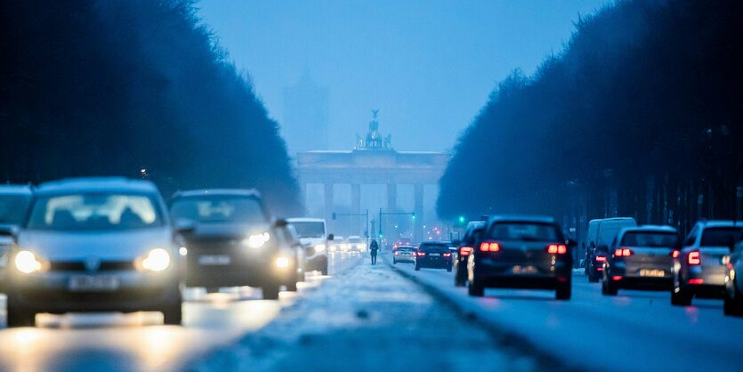 Der Autoverkehr fließt am Morgen vor dem Brandenburger Tor auf der Straße des 17. Juni.