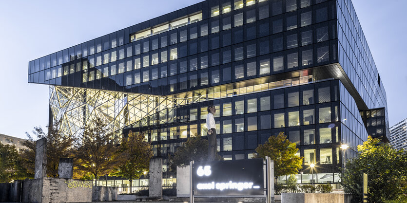 Gebäude mit viel Glas in der Dämmerung