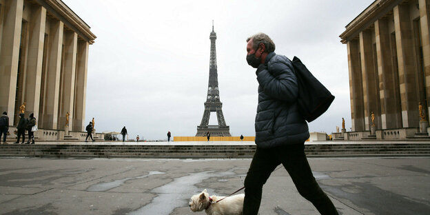 Straßenbild in Pariis mit Eiffelturm im Hintergrund