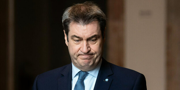 Ministerpräsident Söder mit zerknirrschtem Gesichtsausdruck.