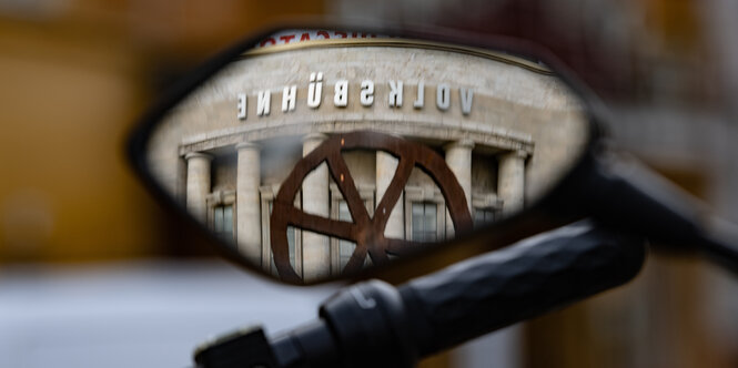 Blick auf die Volksbühne durch einen Rückspiegel