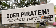 Ein Plakat der Piratenpartei ist bekritzelt mit dem Spruch "