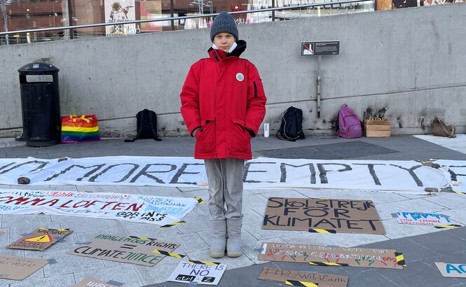 Greta Thunberg mit Plakaten.