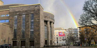 Ein regenbogen über der Volksbühne.