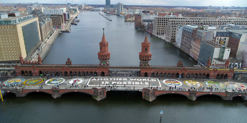 So bunt wie nie: Aktion auf der Oberbaumbrücke