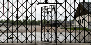 Tor in der Gedenkstätte des KZ Dachau.