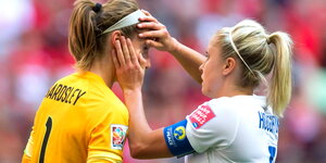 Die englische Spielerin Steph Houghton (r.) untersucht im Viertelfinale gegen Kanada das Auge ihrer Teamkollegin Karen Bardsley.