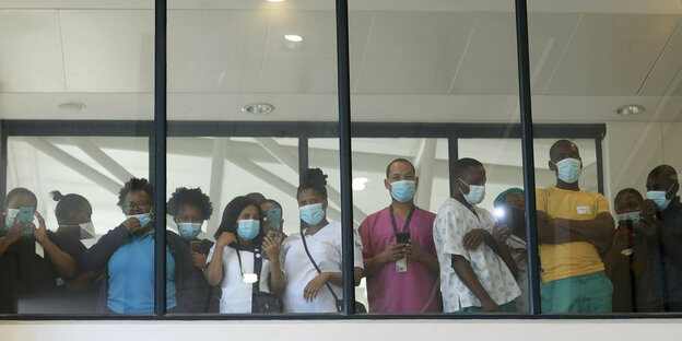 Krankenhauspersonal guckt durch ein Fenster